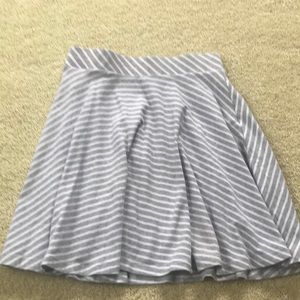 SO size small gray and white flouncy skirt